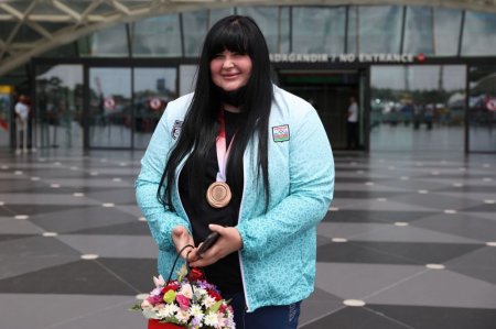 İrina Kindzerska  bürünc medalını da götürüb Bakıya qayıtdı
