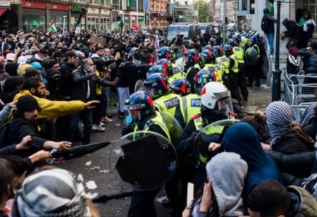 Londonda etiraz aksiyaları zamanı sağçı radikallar tərəfindən 9 polis əməkdaşı yaralanıb
