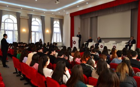 Azərbaycan Tələbə Gənclər Təşkilatları İttifaqının təşkilatçılığı və Mərkəzi Seçki Komissiyasının (MSK) dəstəyi ilə 2024-cü il fevralın 7-nə təyin edilmiş növbədənkənar Azərbaycan Respublikası Prezident seçkilərində ilk dəfə səs verəcək tələbələr üçü