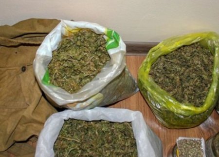 Lənkəran Şəhər Rayon Polis Şöbəsinin Liman Polis Bölməsinin əməkdaşlarının keçirdikləri tədbirlərlə narkotik vasitə və psixotrop maddələrin qanunsuz dövriyyəsini təşkil edən, əvvəllər də eyni əmələ görə məhkum olunmuş Elşən Hüseynov saxlanılıb