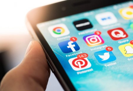 ABŞ Federal Ticarət Komissiyası (FTK) hesab edir ki, “Meta”, “Google”, “TikTok” və sosial şəbəkələr və onlayn video ilə məşğul olan digər şirkətlər istifadəçilərə “geniş nəzarət” həyata keçirir