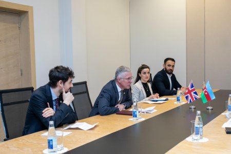 Energetika naziri Pərviz Şahbazov Böyük Britaniya və Şimali İrlandiya Birləşmiş Krallığının Azərbaycandakı fövqəladə və səlahiyyətli səfiri Fergus Auld ilə görüşüb