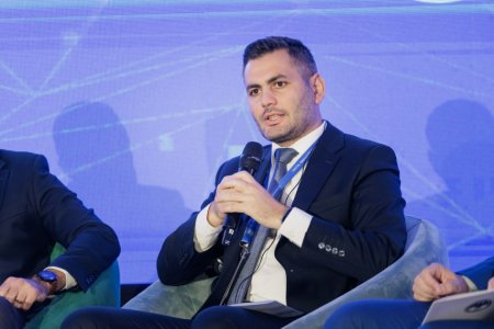 Aprelin 8-dən 11-dək Rumıniyanın Buxarest şəhərində keçirilən Buxarest Rəqəmsal İnnovasiyalar Sammitində Azərbaycan Respublikasının Xüsusi Rabitə və İnformasiya Təhlükəsizliyi Dövlət Xidmətinin (XRİTDX) nümayəndə heyəti iştirak edir