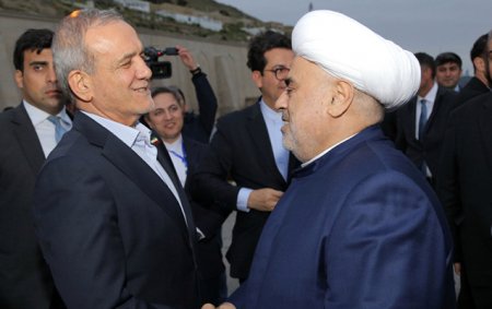 İran Prezidenti Məsud Pezeşkian Bibiheybət məscidini ziyarət etdi
