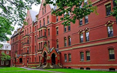 Harvard Universitetinin prezidenti Alan Qarber öz məktubunda Fələstin – İsrail münaqişəsinin kəskinləşməsindən sonra təhsil müəssisəsində dini və milli zəmində nifrət təzahürlərinə görə üzr istəyib və universitetin dözümsüzlüyə qarşı tədbirlər görəcə