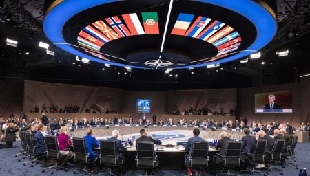 Fırtına qabağı sakitliyin dağıdıcı dalğası: NATO-nun dağılmaq(dağıtmaq) ərəfəsinə düz baxış