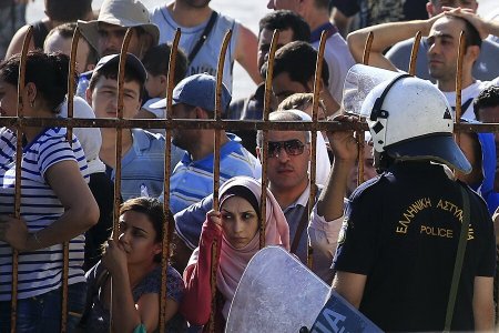 Qanunun sərhədi: miqrant rəvayətləri siyasətçilərin “silah”ına necə çevrilir?