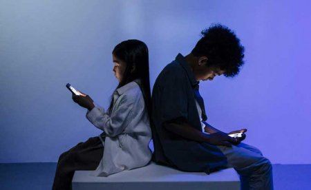Rəqəmsal dünyanın neqativ emosiyaları: psixoz uşaqlığın virtual platformalarda itən gəncliyinin onlayn və oflayn irasionallığı