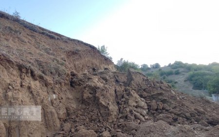 Divar inşası zamanı torpaq sürüşdü