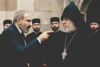Ermənistan:kilsə-hakimiyyət qarşıdurmasının arxa planında dayanan qlobal geosiyasi və geostrateji maraqların, qaynar fazadan soyuq duş effektinə keçidinin asimmetriyası