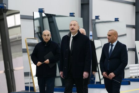 Prezidenti İlham Əliyev yanvarın 27-də Sumqayıt Sənaye Parkında “Azermirror” MMC-nin güzgü vərəqələrin istehsalı zavodunun açılışında iştirak edib