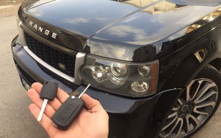 “Range Rover” markalı avtomobildən 11000 manat oğurlanıb